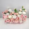 Composizione floreale artificiale di rose e gigli rosa per decorazione nozze, 80x60cm. - Righe di fiori