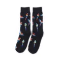 Detailansicht stilvoller Herren-Socken mit bunten gestrickten Papageien-Mustern. - Einheitsgröße / Schwarz Bunter Papagei (A370)