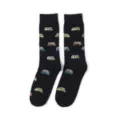 Detaillierte Nahaufnahme schwarzer Socken mit bunten Pixel-Camper-Mustern im Detail. - Einheitsgröße / Schwarzer Pixel Lkw (A379)