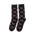 Nahaufnahme der schwarzen Herrensocken mit niedlichen pixeligen orangefarbenen Fuchsmustern. - Einheitsgröße / Schwarzer Pixel Fuchs (A371)