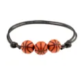 Primo piano dettagliato del braccialetto sportivo con corda intrecciata e perle di basket. - Pallacanestro
