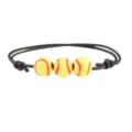 Vista dettagliata del bracciale intrecciato con perle da baseball, minimalista ed elegante. - Softball