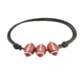 Dettaglio bracciale da football con tre perline a forma di palla su corda intrecciata. - Palla da rugby