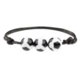 Vista dettagliata del bracciale con cordino nero e perline a forma di pallone da calcio. - Calcio Bianco e Nero