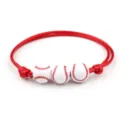 Primo piano dettagliato del braccialetto in corda rossa intrecciata con tre perle da baseball. - Corda Rossa Baseball