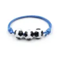 Vista dettagliata di un elegante bracciale in corda intrecciata blu con tre perline da calcio. - Corda Blu Calcio