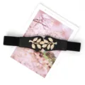 Schwarzer elastischer Taillengürtel mit vintage goldenem Blatt-Schnalle als Accessoire. - Schwarz