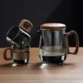 Theiere en verre avec poignee en bois de noyer et tasses pour infusion de the en vrac. - 400-600ml / Petit Gris Fumé + 2 Tasses en Bois