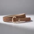Fina correa de cuero marrón para mujer con hebilla dorada y diseño elegante y chic. - Camel