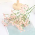 Gros plan de bouquet de fleurs de gypsophile artificielles, déco rose pour salon et mariage. - Champagne