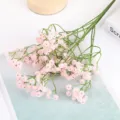 Vue détaillée d'un bouquet de fleurs de gypsophile artificiel rose pour la décoration. - Rose