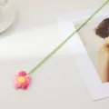 Détail de la tige de fleur bouffante au crochet, jolie déco florale rose esthétique. - Rose