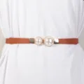 Brauner elastischer Damentaillengürtel mit elegantem Doppelperlen-Schnallen-Design. - Perlen-Steckschnalle / Camel