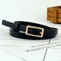 Damen schöner schwarzer PU Ledergürtel mit goldener quadratischer Schnalle für elegante Kleider - Schwarz