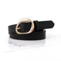 Schwarzer Damengürtel mit goldener unregelmäßiger Schnalle als modisches Accessoire - 105cm / Schwarz