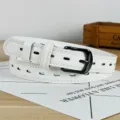 Weißer PU-Leder Lochgürtel für Damen mit schwarzer Dornschließe, modischer und eleganter Gürtel. - Weiß