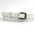 Eleganter weißer Damen Ledergürtel mit schwarzer Metallschnalle, ideal für Jeans und Alltag. - Weiß