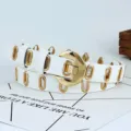 Damen weißer Ledergürtel mit goldenen Metallösen und runder Schnalle modisches Accessoire - 105cm / Weiß