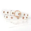 Ceinture en cuir blanc avec boucle ronde en métal et œillets pour femme, accessoire élégant. - Blanc
