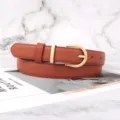 Retro Damen Ledergurt in Braun mit antiker goldener Schnalle für lässige Jeans Outfits. - Camel