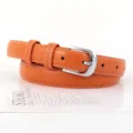Oranje lederen riem voor dames met stijlvolle zilveren gesp en witte stiksels detail. - 105cm / camel