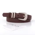Damen minimalistischer PU Ledergürtel mit silberner Dornschnalle und Schlaufe Alltag. - Kaffeebraun