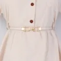 Ceinture fine pour femme avec boucle métallique dorée élégante accessoire de mode chic. - Blanc Cassé