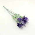Gros plan détaillé d'un bouquet de fleurs de lavande artificielle violette réaliste. - Violet foncé