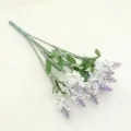 Détail de bouquet de fleurs de lavande artificielle, arrangement floral réaliste pour déco. - Blanc