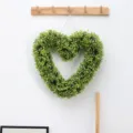 Détail couronne cœur buis artificiel, déco végétale verte suspendue 3D pour live décor. - Style Cœur d'Herbe d'Arachide