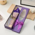 Gros plan détaillé de la boîte cadeau de roses en savon violet avec un nœud délicat et des fleurs. - Violet