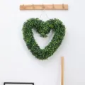 Couronne de cœur de plante verte artificielle 3D double cœur décor suspendu pour fond - Style Cœur d'Herbe de Milan