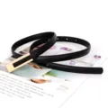 Schlichter Damen Ledergürtel in Schwarz mit goldener Schnalle für Kleider Mode. - Schwarz / 105cm