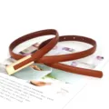 Damen schmaler brauner Ledergürtel mit eleganter goldener rechteckiger Metallschließe. - Camel / 105cm