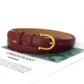 Fine ceinture en similicuir bordeaux avec boucle doeree en forme de U pour femmes. - Bordeaux