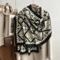 Sciarpa invernale fantasia bianco e nero effetto cashmere vista dettaglio con motivo ruyi. - Nero Ruyi Rombo