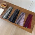 Sciarpa in maglia classica con righe e pois, comodo accessorio invernale per lo stile quotidiano. - Grigio Nero