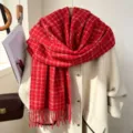 Dettaglio trama sciarpa scozzese rossa, scialle con frange calduccio in primo piano sul cappotto - Rosso (Griglia Bianca)