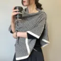 Mantella sciarpa in maglia chevron nera e bianca donna inverno calda moda dettaglio - Scialle con Fibbia / righe bianche e nere