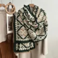 Vista dettagliata della calda sciarpa invernale retrò effetto cashmere e frange. - Verde Scuro Ruyi Rombo