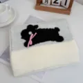 Sciarpa in maglia da donna con motivo a coniglio nero e fiocco rosa per calde giornate invernali. - Coniglio Carino / Crema