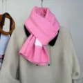 Vista dettagliata della morbida sciarpa rosa invernale, che evidenzia perfettamente la sua trama. - Coniglio Carino / Rosa