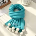 Comoda sciarpa in maglia turchese con pompon bianchi giocosi e raffinati dettagli a coste. - Blu Islanda