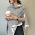 Dettaglio del poncho in maglia con motivo chevron e bottoni metallici, stile invernale. - Scialle con Fibbia / Grigio Beige