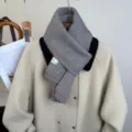 Sciarpa in maglia tinta unita morbida e calda per donna e uomo in inverno, dettaglio collo grigio. - grigio medio