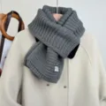 Sciarpa in lana lavorata a maglia grigio scuro per l'inverno, accessorio caldo e accogliente quotidiano. - Grigio Medio
