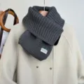 Dettaglio sciarpa a maglia grigio scuro, elegante accessorio invernale morbido e caldo - Grigio Scuro