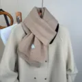 Vista ravvicinata di dettaglio della sciarpa invernale minimalista, morbida e calda. - Khaki chiaro