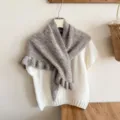 Dettaglio mantella scialle in maglia con volant, morbido capo invernale oversize moda. - colore moka