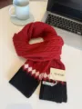 Confortevole sciarpa invernale rossa e nera con elegante motivo a trecce e losanghe. - Rosso con bordo nero
